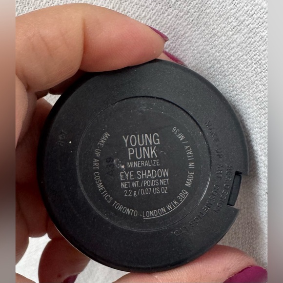 😈  MAC Young Punk Eyeshadow - Picture 6 of 6